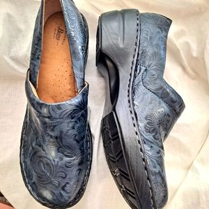 Bass Sheena Nursing/Medical Navy Blue Embossed Shoes
